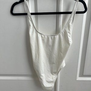 SKIMS - Scoop Neck One Piece Bathing Suit White/Marble Size: S